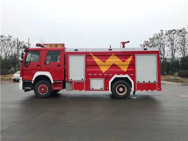 8噸豪沃單橋泡沫消防車(chē)
