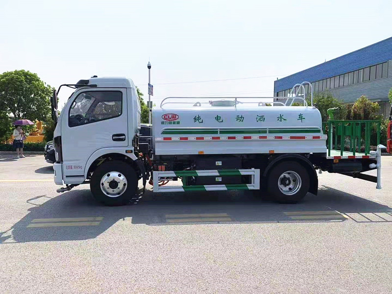 東風多利卡5噸純電動灑水車